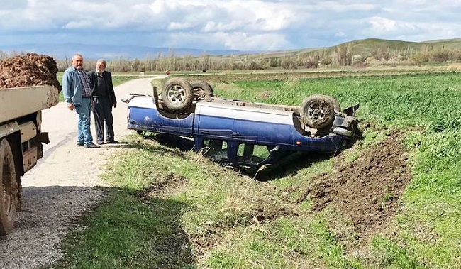 OTOMOBİL TOPRAK BİRİKİNTİSİNE ÇARPTI