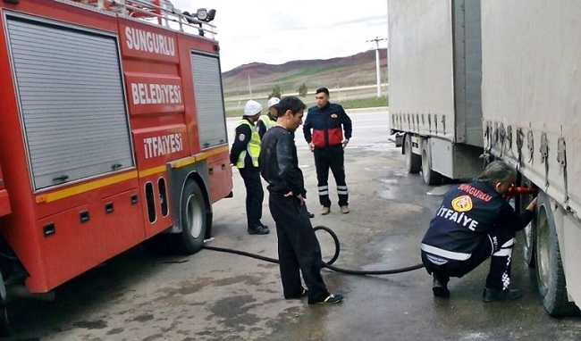 HAREKET HALİNDEKİ TIRIN LASTİKLERİ YANDI