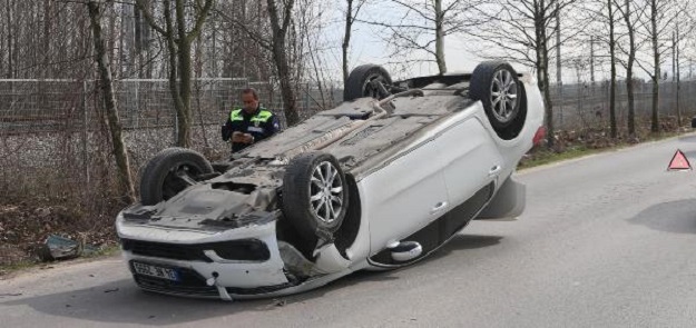 OTOMOBİL SÜRÜCÜSÜ TAKLA ATTI