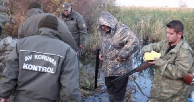 ÖRDEK AVCILARI FENA YAKALANDI