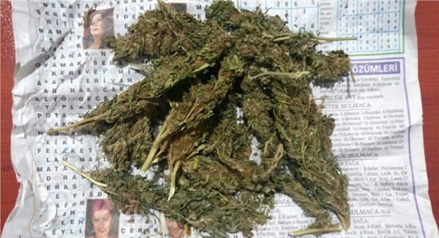 MOTOSİKLETTE ESRARLA YAKALANDILAR