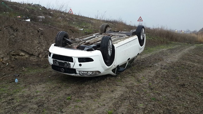 OTOMOBİL TARLAYA UÇTU: 2 YARALI