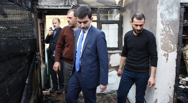 YANAN EVDE İNCELEMELERDE BULUNDU