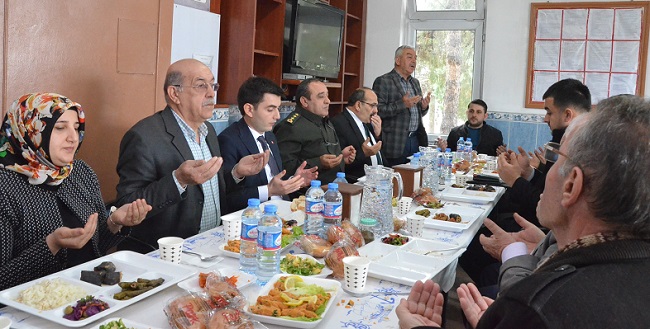 KARGILI KADINLAR MEHMETÇİĞİN YANINDA