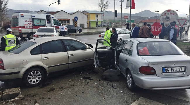 ZİNCİRLEME KAZADA 3 KİŞİ YARALANDI