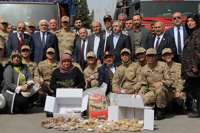 AK PARTİ’DEN MEHMETÇİĞE 5 TIR MALZEME