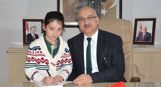 ZEYNEP KİTABINI BÜYÜK İÇİN İMZALADI