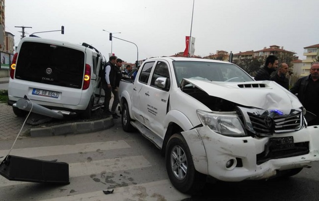 TRAFİK IŞIKLARININ DİREĞİNİ YIKTILAR