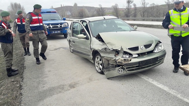 OTOMOBİL BARİYERE BÖYLE ÇARPTI