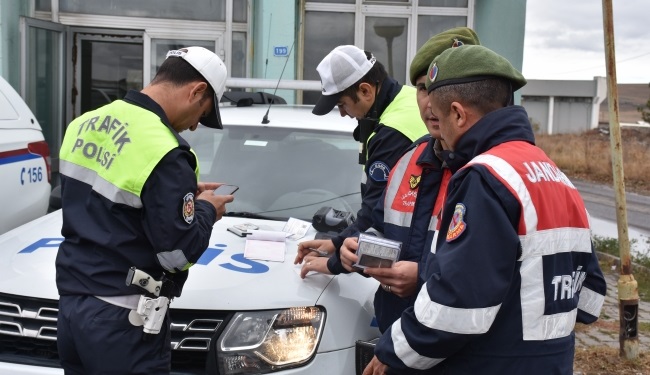 15 YAŞINDAKİ SÜRÜCÜ KAZA YAPTI!
