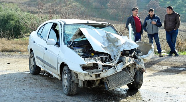 KAMYONETE ÇARPTI: 3 YARALI