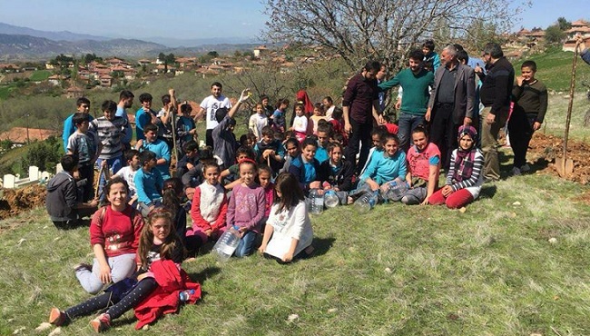 ÖĞRENCİLER ŞEHİTLER İÇİN FİDAN DİKTİ