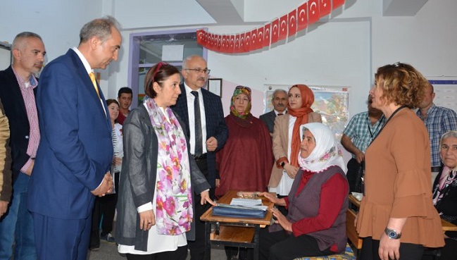 OKUMA YAZMA KURSLARINI ZİYARET ETTİ