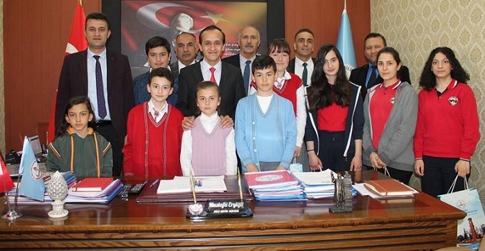KİTAP KURTLARI ÖDÜLLENDİRİLDİ