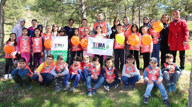 MİNİK ÖĞRENCİLER FİDAN DİKTİ