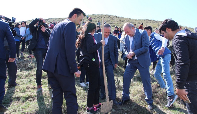 ÖĞRENCİLERLE BİRLİKTE FİDAN DİKTİ