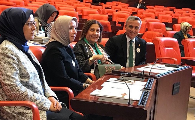 İĞNE OYALI ÇANTASI TBMM’DE BEĞENİLDİ