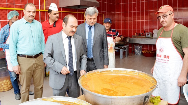 4 BİN 500 KİŞİYE YEMEK DAĞITILIYOR