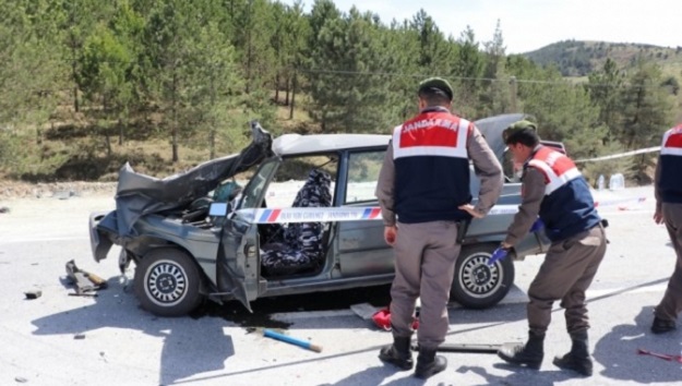 ALKOLLÜ SÜRÜCÜ KAMYONETE ÇARPTI