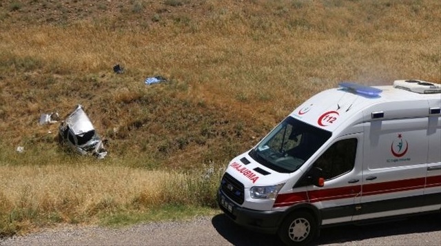 OTOMOBİL ŞARAMPOLE DEVRİLDİ