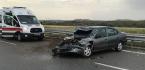 OTOMOBİL BARİYERLERE ÇARPTI