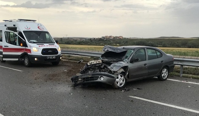 OTOMOBİL BARİYERLERE ÇARPTI