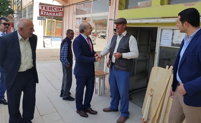 MHP’Lİ ADAYI ALACA BAĞRINA BASTI