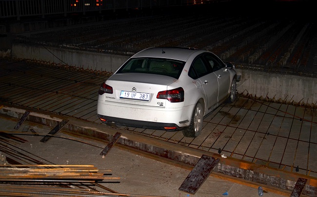 OTOMOBİL KÖPRÜ İNŞAATINA UÇTU