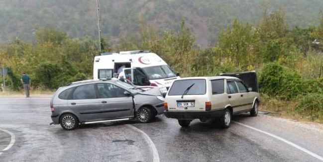 İKİ ARAÇ KAFA KAFAYA ÇARPIŞTI: 3 YARALI