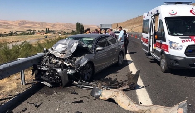 OTOMOBİL BARİYERLERE ÇARPTI: 1 ÖLÜ