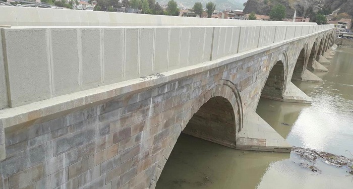 TARİHİ KÖPRÜDE ÇALIŞMA DEVAM EDİYOR