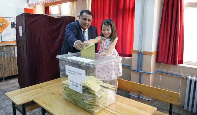 SANDIK BAŞINA MİNİK KIZIYLA GİTTİ