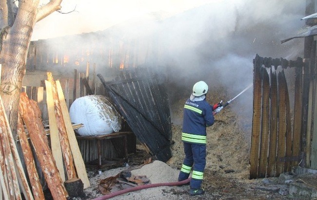 SAMANLIK YANGINDA KÜLE DÖNDÜ