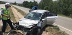 OTOMOBİL BARİYERLERE ÇARPTI