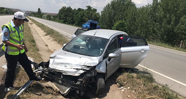OTOMOBİL BARİYERLERE ÇARPTI