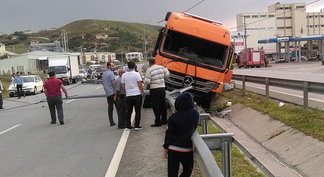 TIR ORTA REFÜJE ÇARPTI: 1 YARALI