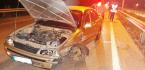 OTOMOBİL BARİYERLERE ÇARPTI