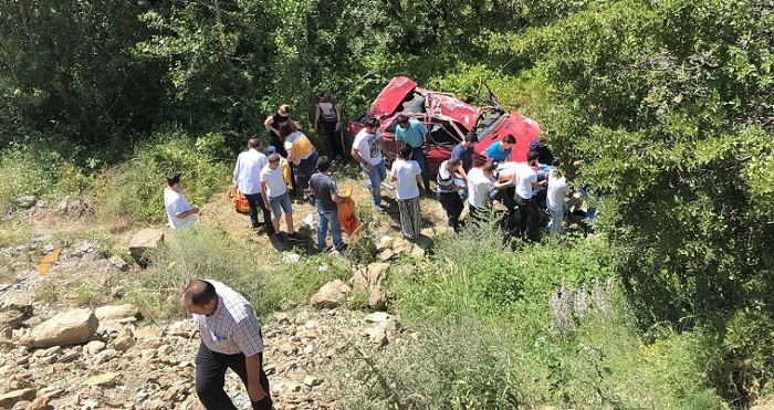 İKİ AYRI KAZADA 1 ÖLÜ 10 YARALI