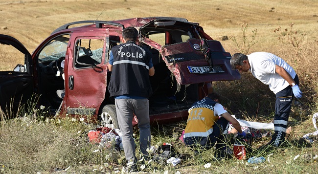 TAKLA ATAN ARAÇ TARLAYA UÇTU