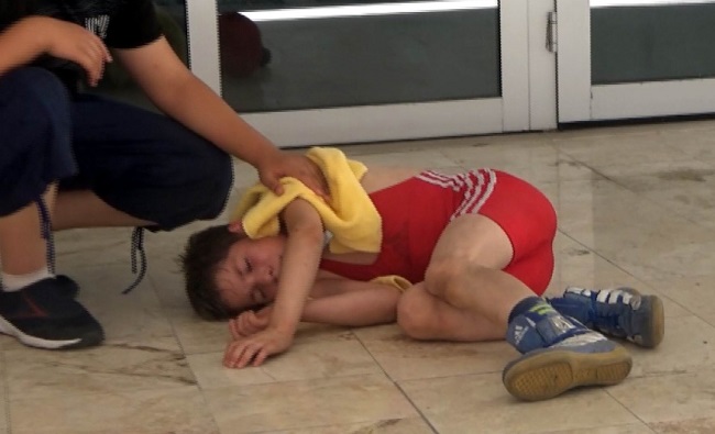 ÇORUMLU MİNİK GÜREŞÇİ YENİLİNCE!