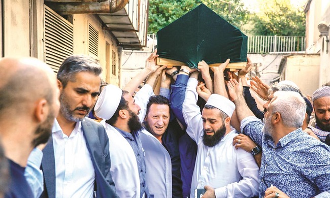 ÇORUMLU HOCAYI ONBİNLER UĞURLADI