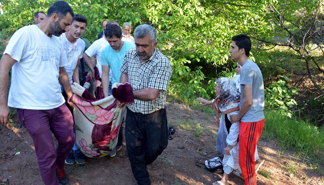 BAĞ EVİNDE YAKINLARI ÖLÜ BULDU