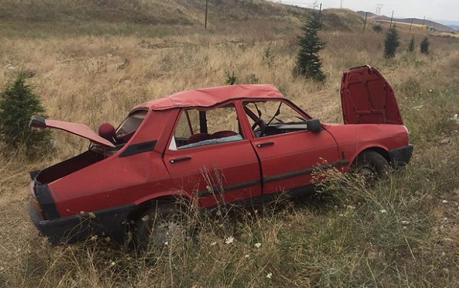 OTOMOBİL TAKLA ATIP DEVRİLDİ