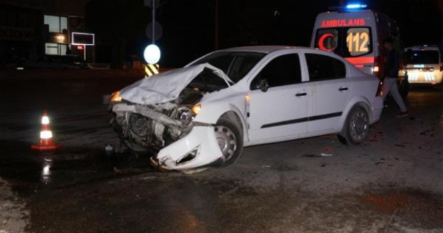 İKİ OTOMOBİL ÇARPIŞTI: 5 YARALI