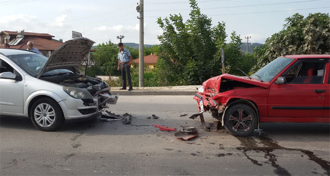 OTOMOBİLLER KAFA KAFAYA ÇARPIŞTI