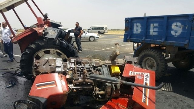ÇÖP KAMYONU TRAKTÖRE ÇARPTI