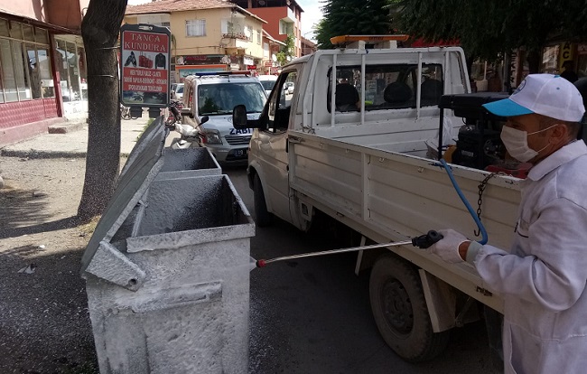 ÇÖP KONTEYNERLERİ DEZENFEKTE EDİLİYOR