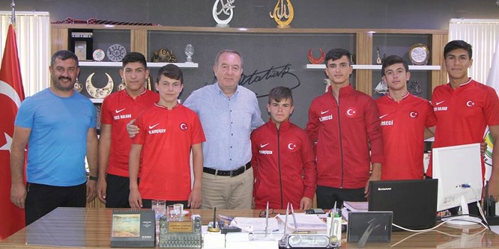 GÜREŞÇİLER BAŞKAN ŞAHİNER’E SÖZ VERDİ
