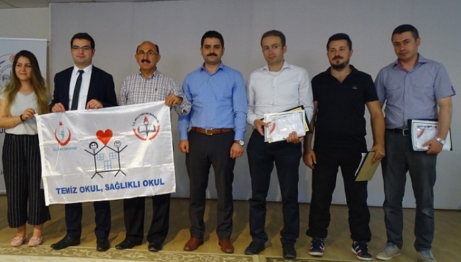 BEYAZ BAYRAK ALAN OKULLARA SERTİFİKA