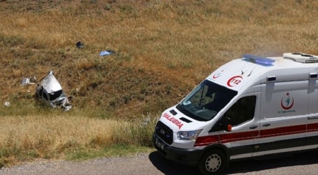 ARAÇ ŞARAMPOLE DEVRİLDİ: 2 YARALI